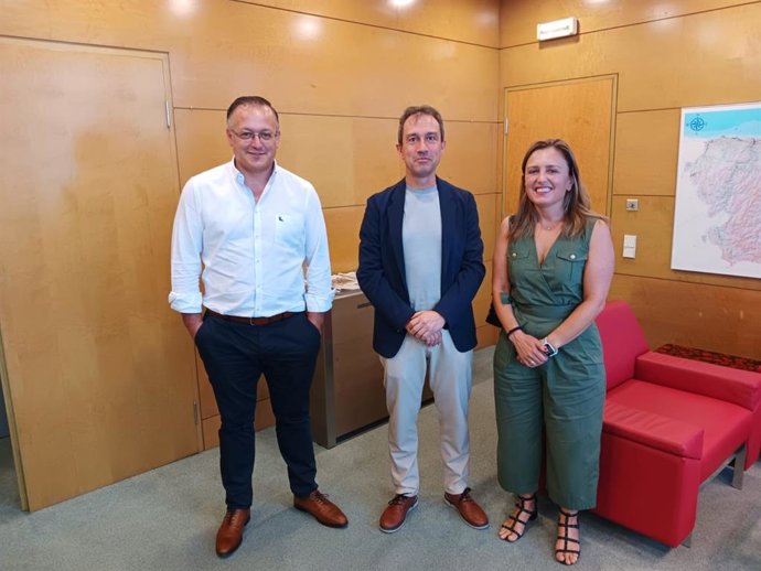 El consejero de Ordenación de Territorio, Urbanismo, Vivienda y Derechos Ciudadanos, Ovidio Zapico, se reúne con la presidenta de la Federación Asturiana de Empresarios (Fade), María Calvo, y con Joel García Fernández, presidente de la CAC.