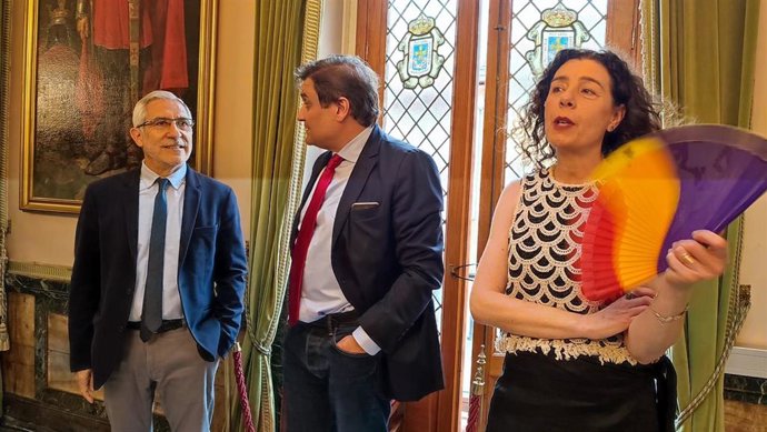 Archivo - Los concejales de IU en el Ayuntamiento de Oviedo Gaspar Llamazares, Alejandro Suárez y Cristina Pontón, en el pleno constitutivo de la corporación.
