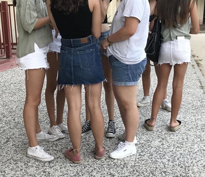 Archivo - Jóvenes, shorts, verano, reunión