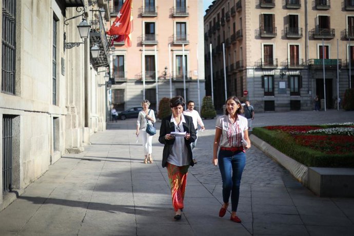 La portavoz socialista en el Ayuntamiento de Madrid, Reyes Maroto, y la portavoz de Cultura, Adriana Moscoso
