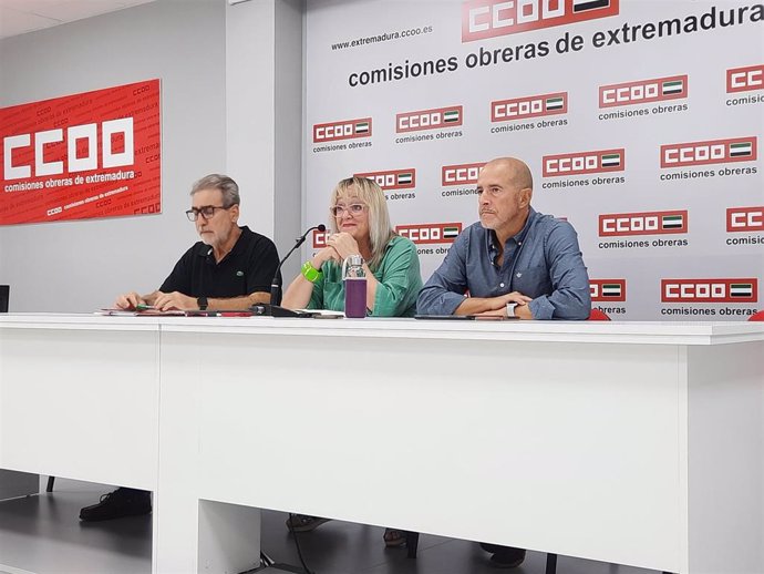 La secretaria general de CCOO Extremadura, Encarna Chacón, junto a los miembros del sindicato Alberto Franco y Francisco Jiménez en rueda de prensa sobre el inicio del curso político
