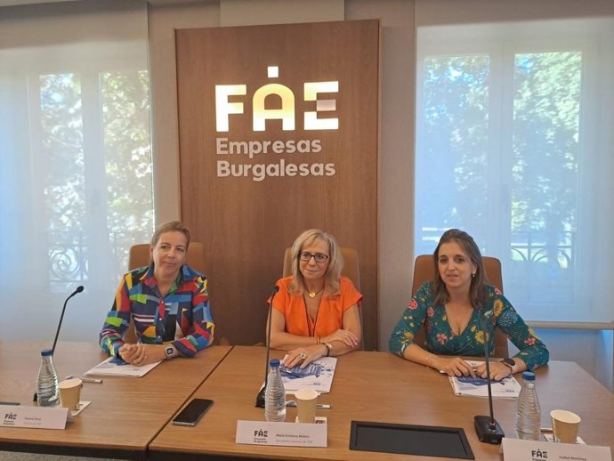 La secretaria general de FAE, Emiliana Molinero, junto a dos técnicos de la organización, en la presentación del Programa Activa Crecimiento.