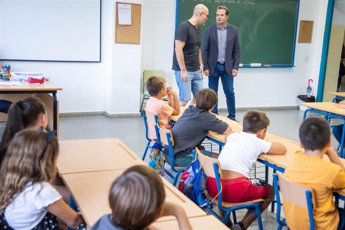 Archivo - El alcalde de Mairena, en un aula de un colegio público.