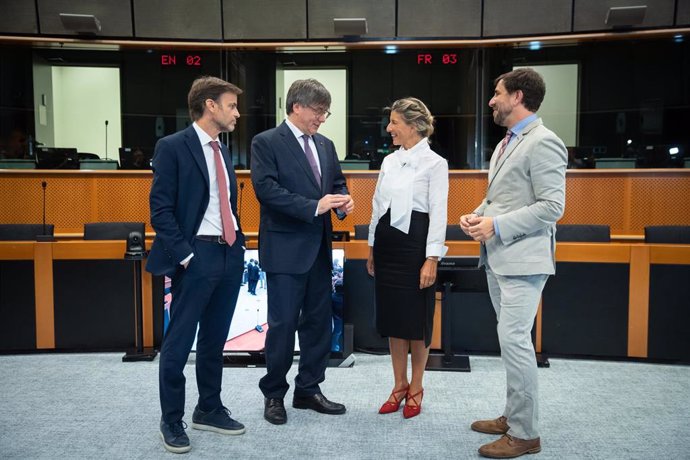 La vicepresidenta segunda del Gobierno y ministra de Trabajo en funciones, Yolanda Díaz (2d), el líder de Junts y eurodiputado, Carles Puigdemont (2i), el dirigente de En Comú Podem, Jaume Asens (1i) y el eurodiputado Antoni Comín (1d) durante un encuen