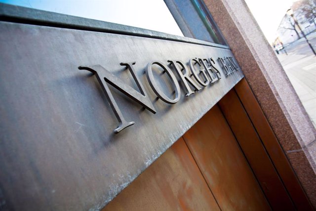 Archivo - Nombre de Norges Bank en la fachada de su sede en Oslo.