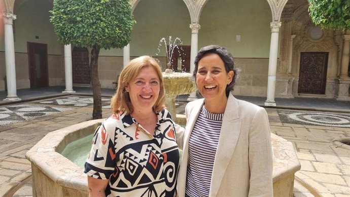 Las directoras del encuentro 'Aspectos éticos en el acompañamiento de los pacientes al final de la vida' de la UNIA, Maria del Carmen Ortega Armenteros y Nuria Cárdenas Quesada en la UNIA.