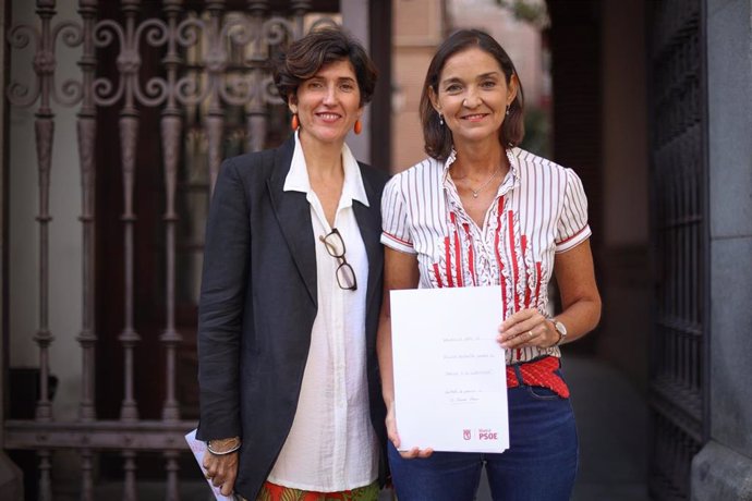 Las concejalas socialistas en el Ayuntamiento de Madrid Adriana Moscoso y Reyes Maroto denuncian la contratación en Matadero