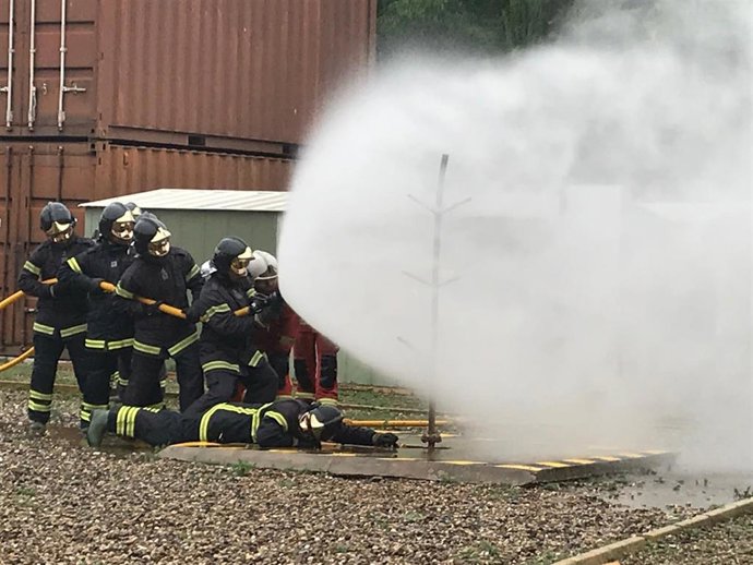 Archivo - Imagen de recurso de bomberos de la Diputación durante una intervención.