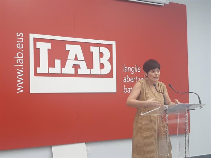 La coordinadora de LAB, Garbiñe Aranburu, en una rueda de prensa en Bilbao.