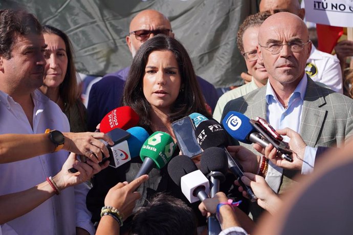 La portavoz parlamentaria de Vox, Pepa Millán, y el portavoz de Vox en el Parlamento Europeo, Jorge Buxadé (dcha.), atienden a los medios antes de participar en la protesta agro-ganadera ante los ministros de la UE.