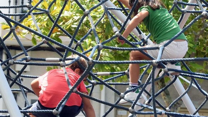 Archivo - Niños jugando en un parque.