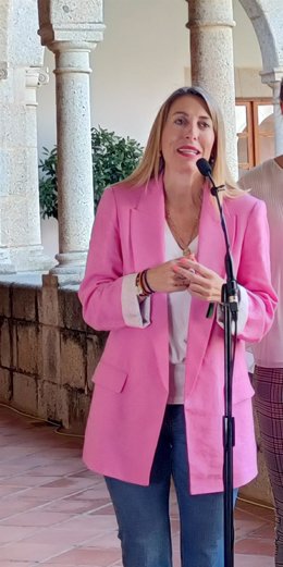 La presidenta de la Junta de Extremadura, María Guardiola, en declaraciones a los medios en Mérida