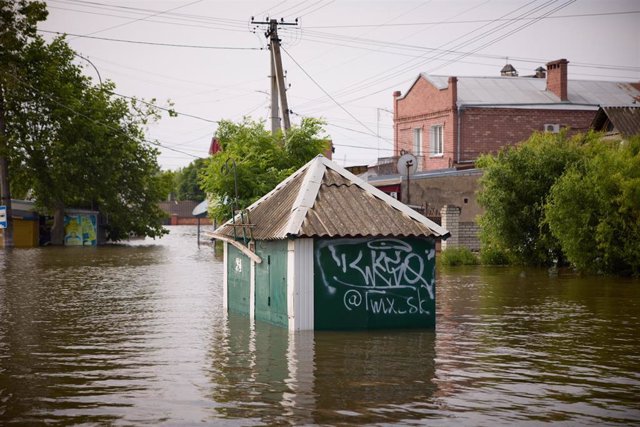 Archivo - Una calle inundada en Jersón tras la destrucción de la presa de Kajovka