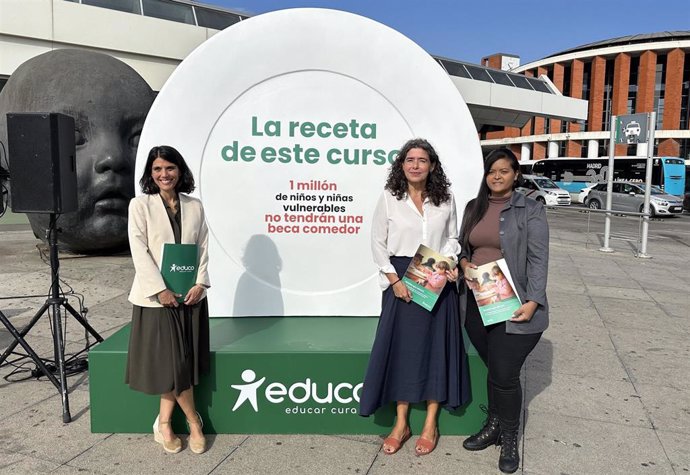 La directora de Incidencia e Investigación de Educo, Macarena Céspedes; la directoral general de Educo, Pilar Orenes, y Gabriela Aguilar, madre de familia, en la presentación del informe 'Recetas que educan' sobre becas comedor.