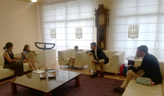 Ecsobar recibe a la familia de peregrinos