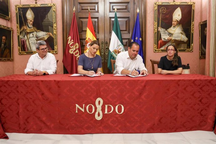 La delegada de Cultura y Deportes, Minerva Salas y el presidente de AFLS, Rafael Rodríguez, firman el convenio de colaboración.