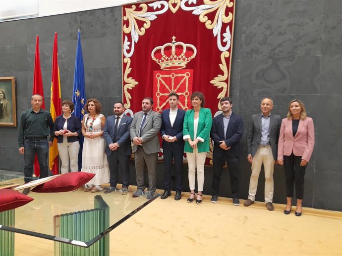 Imagen de la toma de posesión de los nuevos parlamentarios Carlos Mena, Ibai Crespo, Isabel Aranburu y Miguel Garrido