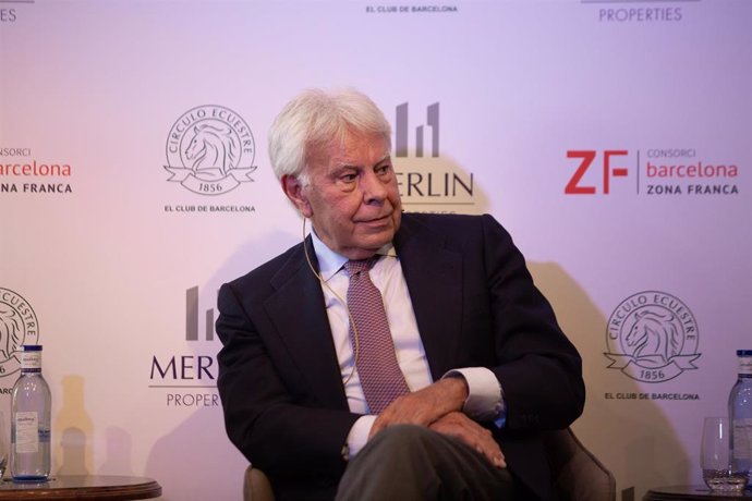 Archivo - El expresidente del Gobierno Felipe González dialoga con el abogado y 'padre' de la Constitución en el nuevo ciclo de conferencias Agendas Cruzadas Madrid-Barcelona, en el Círculo Ecuestre, a 20 de octubre de 2021, en Barcelona, Cataluña, (E