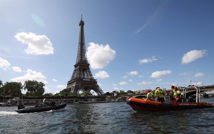 Archivo - Vista de la Torre Eiffel desde el río Sena