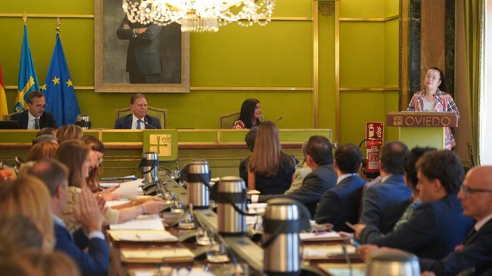 La periodista y refugiada afgana Adela Omid, explica ante la Corporación Local de Oviedo la situación de las mujeres y niñas en Afganistán.