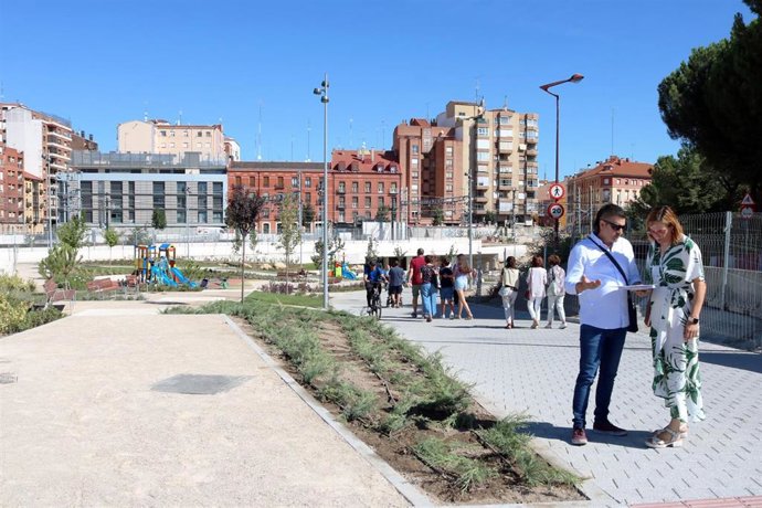 Los concejales de VTLP, Rocío Anguita y Jonathan Racionero, en el nuevo paso peatonal entre la avenida de Segovia y Panaderos.