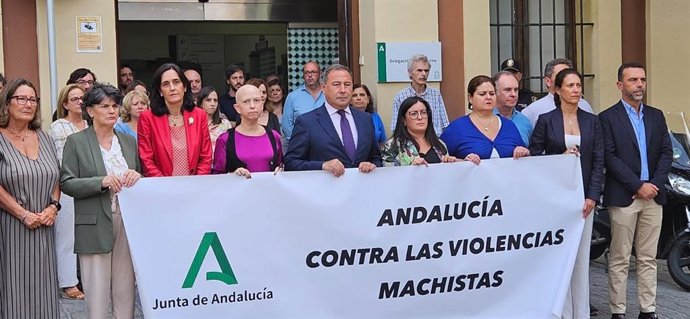 El delegado del Gobierno andaluz preside el minuto de silencio por la última muerte de violencia machista en Sevilla, a las puertas de la sede del Gobierno de la Junta, en la Plaza de la Contratación.