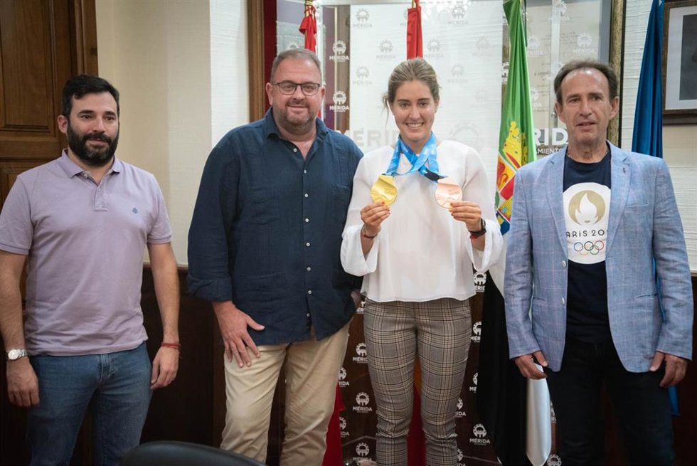 El alcalde de Mérida, Antonio Rodríguez Osuna, recibe a la piragüista Estefanía Fernández
