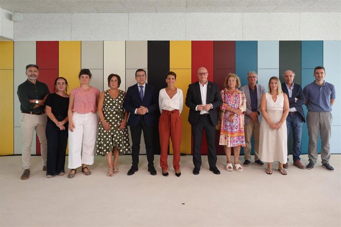 La presidenta de Navarra, María Chivite, visita el colegio público Paderborn-Lezkairu, acompañada del primer teniente de alcalde de Pamplona y concejal delegado de Educación, Igualdad y Diversidad, Carlos Salvador.