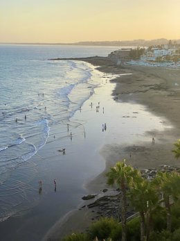 Playa de San Agustín con las dunas de Maspalomas al fondo durante este mes de agosto, en la zona sur de Gran Canaria, el principal foco turístico de la isla.
