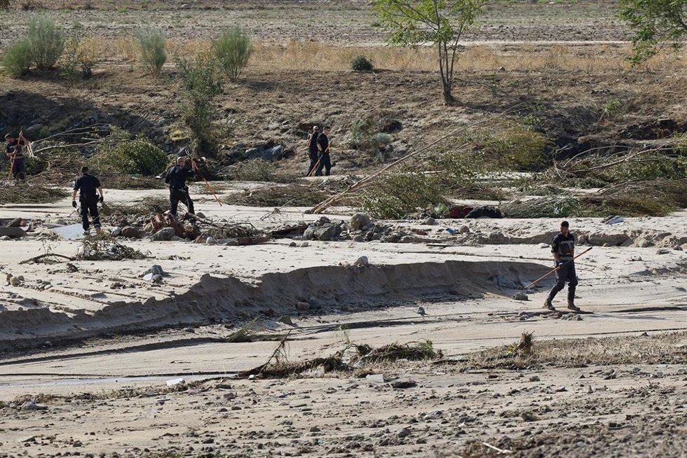 Varios agentes de Guardia Civil continúan las labores de búsqueda del anciano de 83 y el hombre de mediana edad arrastrado junto a su familia por el río Alberche desaparecidos, a 5 de septiembre de 2023, en Villamanta, Madrid (España). La depresión aisl