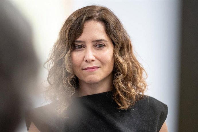 La presidenta de la Comunidad de Madrid, Isabel Díaz Ayuso, durante su visita al Centro de Salud de Sevilla la Nueva, a 5 de septiembre de 2023, en Madrid (España). Este centro de salud comenzó a funcionar en julio de este verano para dar asistencia a m