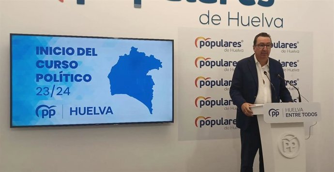 El presidente del PP de Huelva, Manuel Andrés González, este martes en rueda de prensa.