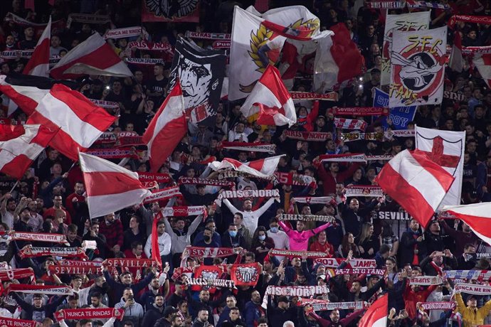 Archivo - Aficionados del Sevilla, entre los que se encuentran miembros de Biris Norte