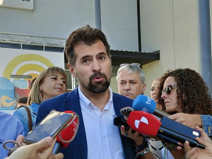 El secretario general del PSOECyL. Luis Tudanca, atiende a los medios en su visita a 'Salamaq 23'