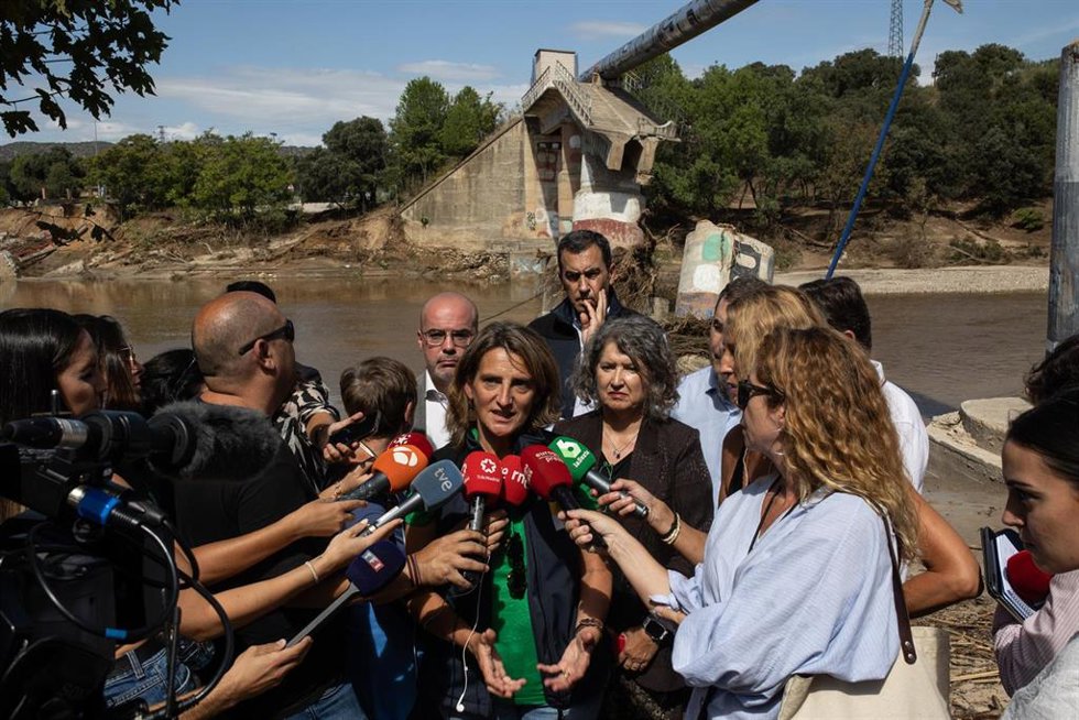 La vicepresidenta tercera del Gobierno y ministra para la Transición Ecológica y Reto Demográfico en funciones, Teresa Ribera, ofrece declaraciones durante su visita al municipio madrileño de Aldea del Fresno para conocer los efectos causados por la DANA