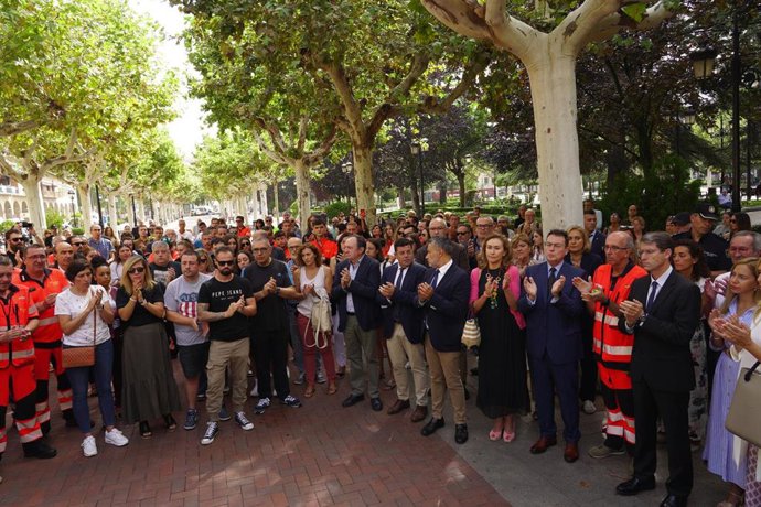 Varias personas se reúnen para guardar un minuto de silencio por el fallecido en el atropello múltiple de Haro