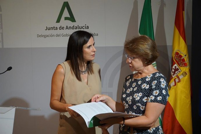 María Dolores Gálvez (izda.) con la jefa de servicio de Fomento del Empleo, Francisca Jiménez.