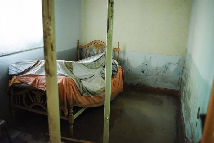 Continuan los trabajos de limpieza tras las lluvias torrenciales que anegaron gran parte de Escalona tras el paso de la DANA.