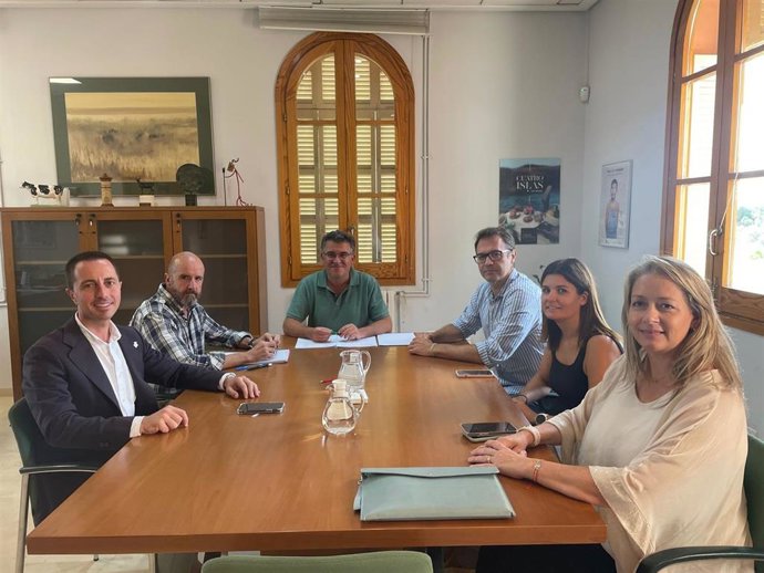 Reunión del conseller de Agricultura, Pesca y Medio Ambiente, Joan Simoner, el presidente del Consell de Mallorca, Lloren Galmés, y el alcalde de Manacor, Miquel Oliver, para tratar las obras en el matadero municipal.