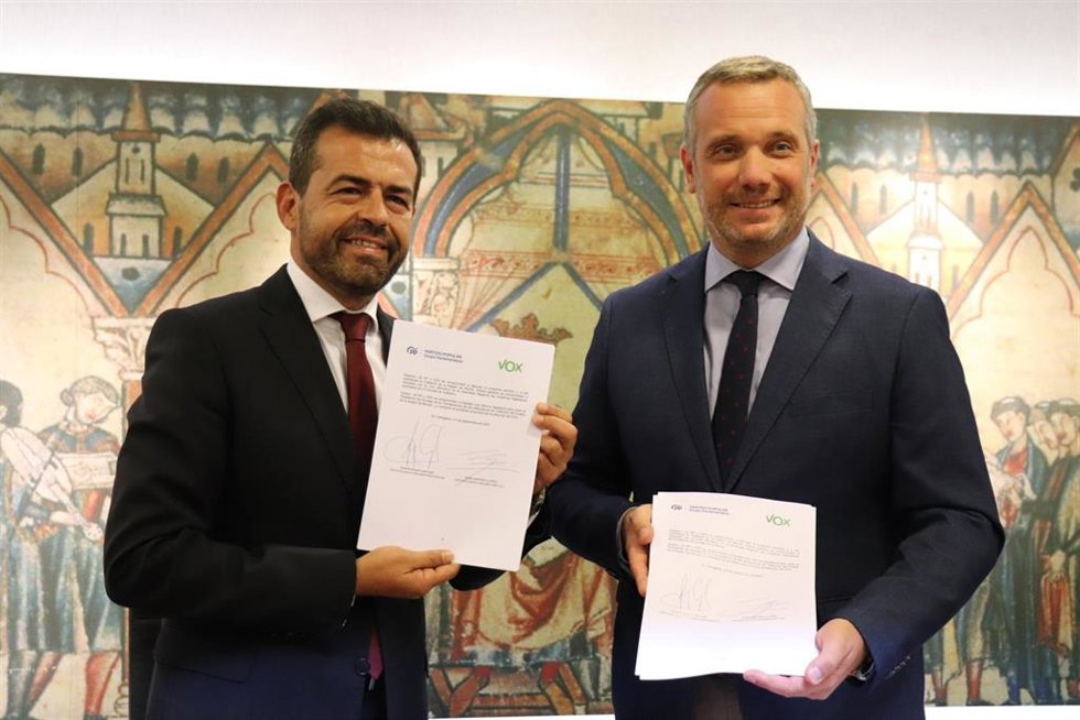 El portavoz del Grupo Parlamentario Popular, Joaquín Segado, y el portavoz adjunto del Grupo Parlamentario VOX, Rubén Martínez Alpañez, sostienen en las manos el acuerdo programático para gobernar durante la legislatura en la Región de Murcia