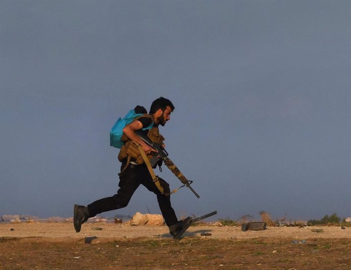 Archivo - Un miembro de las Unidades de Protección Popular (YPG) durante unos enfrentamientos con Turquía en el norte de Siria