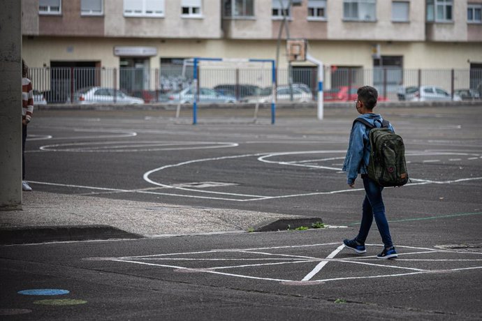 Archivo - Un niño en el patio del CEIP Padre Orbiso en el primer día del curso escolar