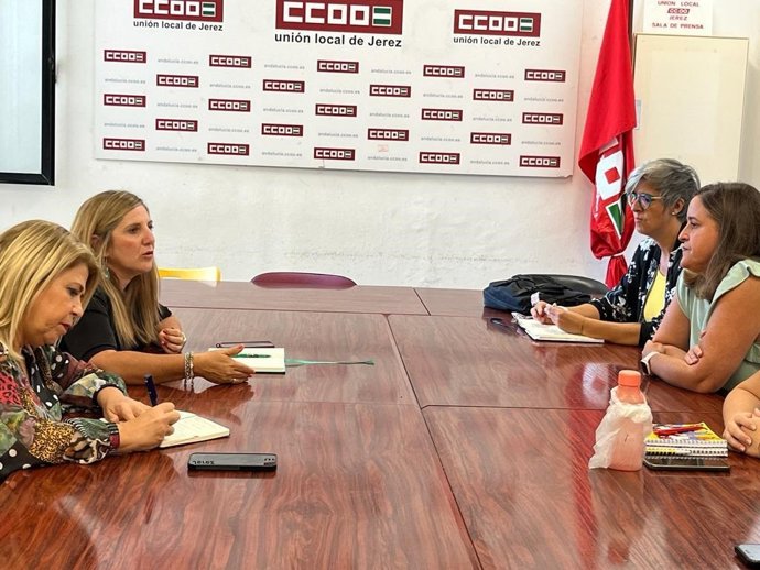 Irene García y Mamen Sánchez con trabajadores de Faisem.