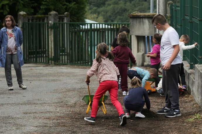 Archivo - Alumnos juegan en el patio del colegio el día que arranca el curso escolar en Galicia, en el CEIP Eduardo Cela Vila de Triacastela, a 8 de septiembre de 2022, en Triacastela, Lugo, Galicia (España). El curso escolar 2022-2023 ha comenzado en G