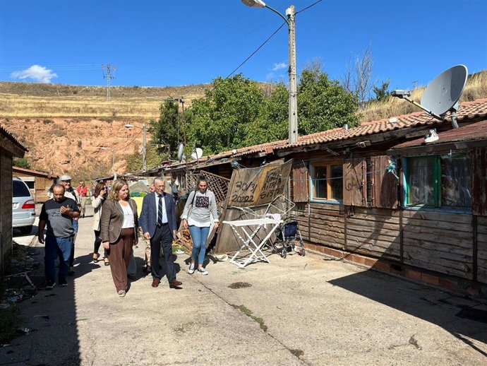 Un momento de la visita de la alcaldesa, Cristina Ayala, al poblado de El Encuentro
