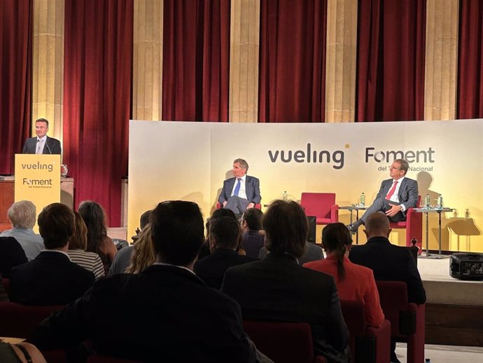 El presidente y CEO de Vueling, Marco Sansavini; el secretario general de Foment, David Tornos, y el socio de PWC, Ignacio Marull, en la presentación de un informe sobre el impacto económico de la producción de biocombustible en Catalunya