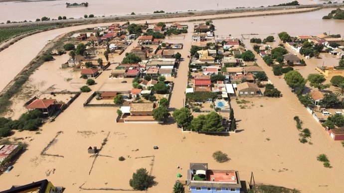 Terreno y viviendas anegadas por una inundación