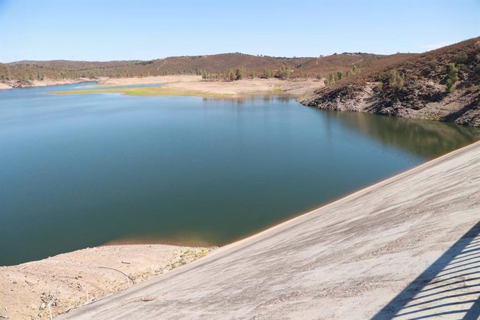 Vista general del Pantano de Aznalcóllar, a 29 de agosto de 2023 en Sevilla (Andalucía, España). La Diputación de Sevilla ha convocado para este martes una sesión de la Mesa Provincial de la Sequía con el fin de evaluar la situación hidrológica de la pr