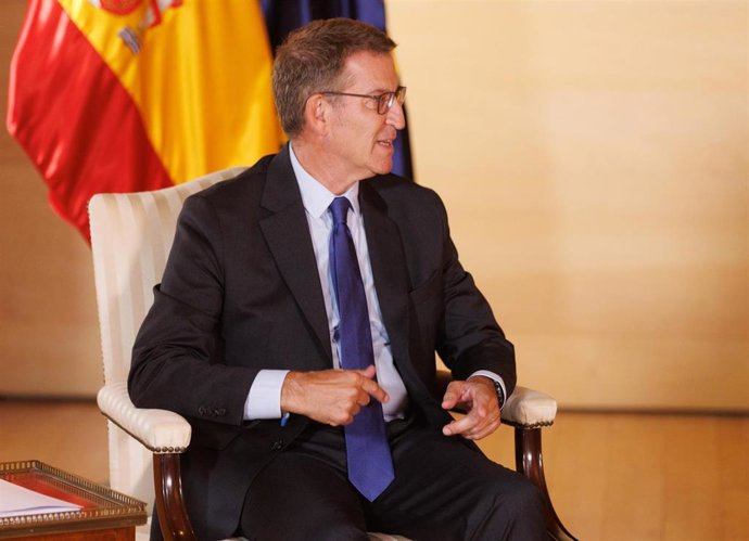 El lider del PP, Alberto Núñez Feijóo, durante una reunión con el líder de VOX, Santiago Abascal