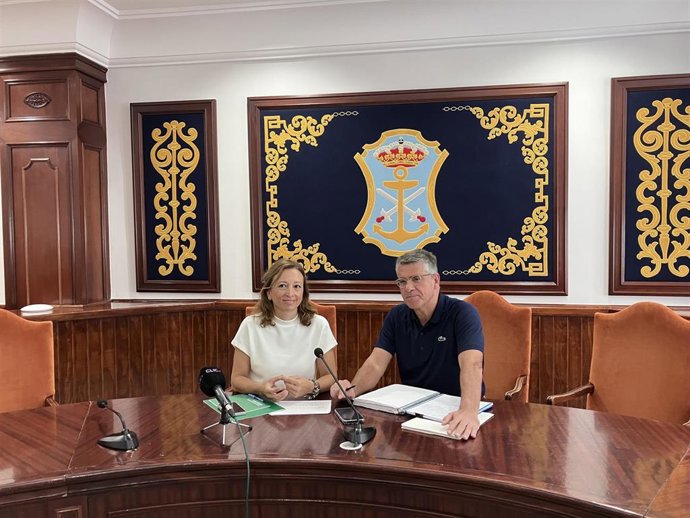 La delegada del Gobierno andaluz en Málaga, Patricia Navarro, junto al alcalde de Nerja, José Alberto Armijo, durante una visita institucional al Ayuntamiento.